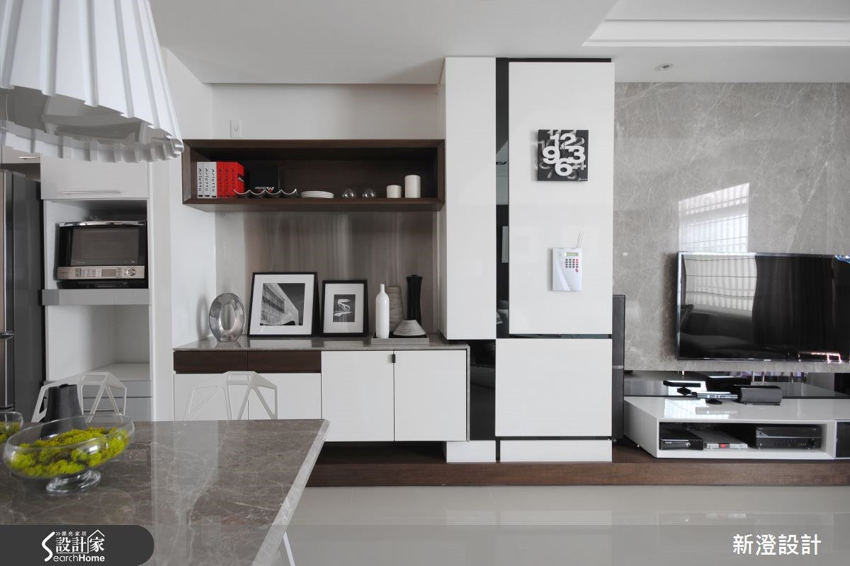 52 坪的居所，在設計師規畫之下，以現代風為底調，給